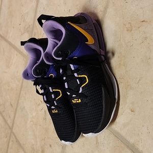 Nike LeBron Witness VII - size 7